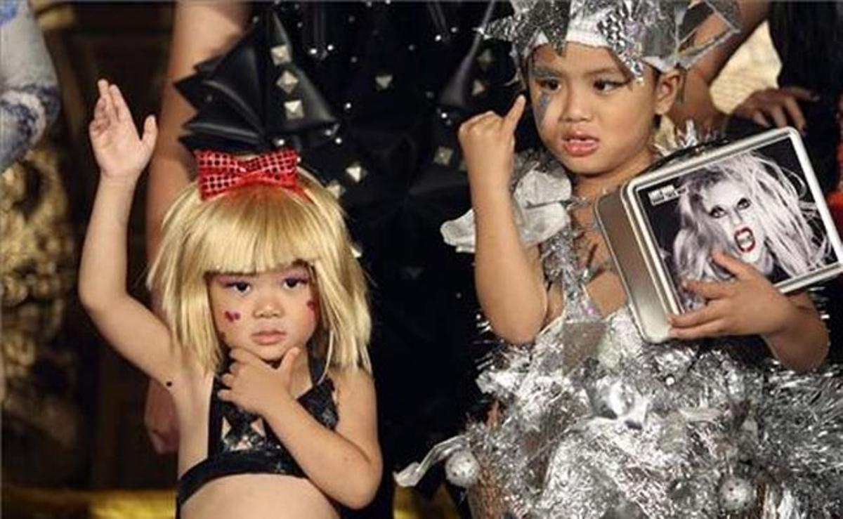 Joves fans de Lady Gaga disfressades amb una vestimenta similar a la de l’estrella durant la seva conferència de premsa a Taipei, Taiwan.