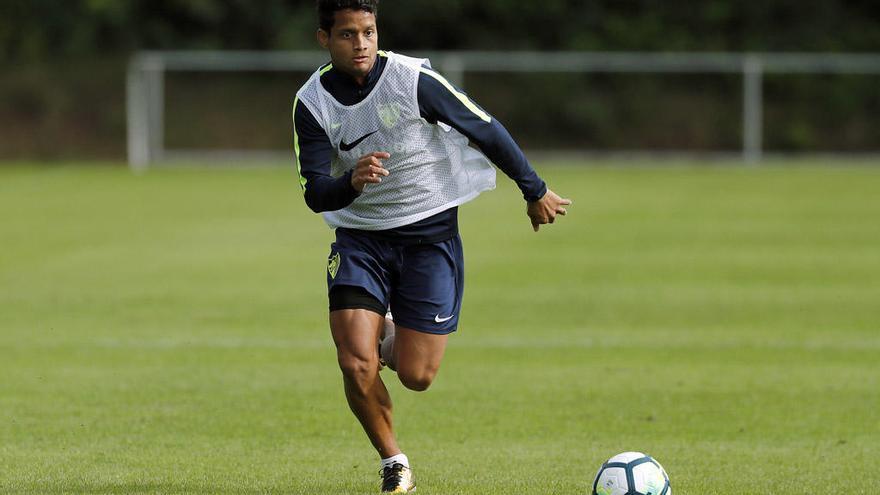 Roberto Rosales, lateral del Málaga, conduce el balón durante un entrenamiento.