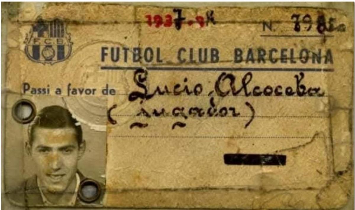Carnet del Barça que le identifica como jugador.