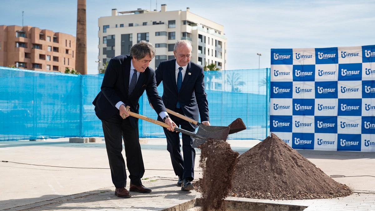 Ricardo Pumar, presidente de Insur, y Francisco de la Torre, alcalde de Málaga, en la colocación de la primera piedra.