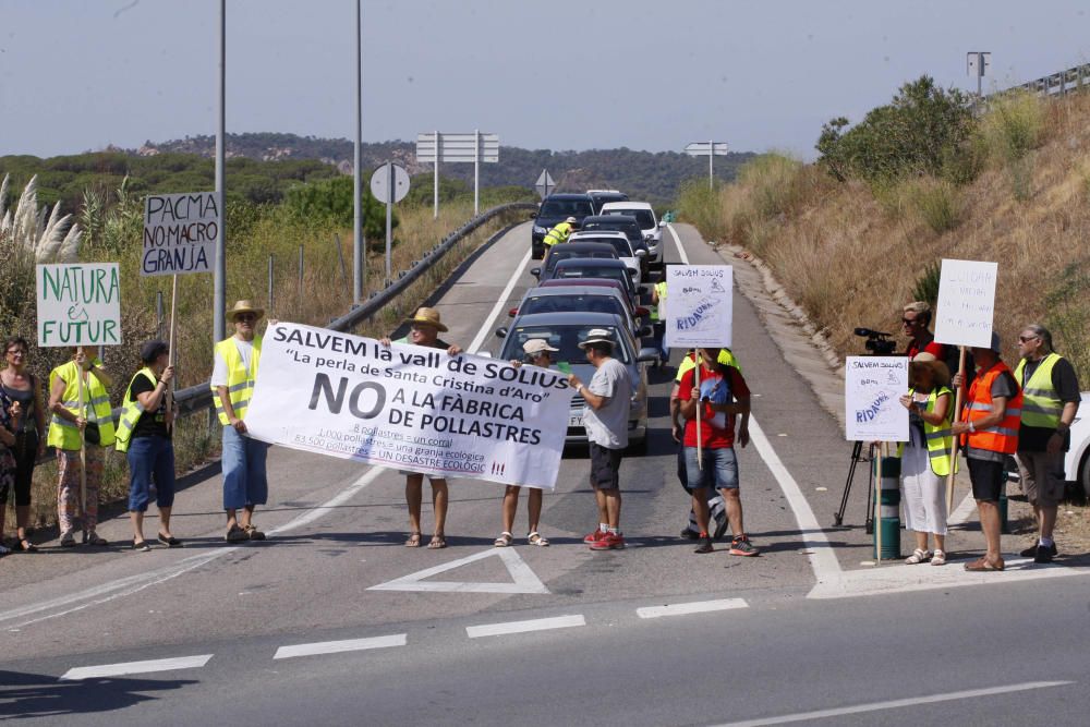 Mobilització contra la granja de pollastres a Solius