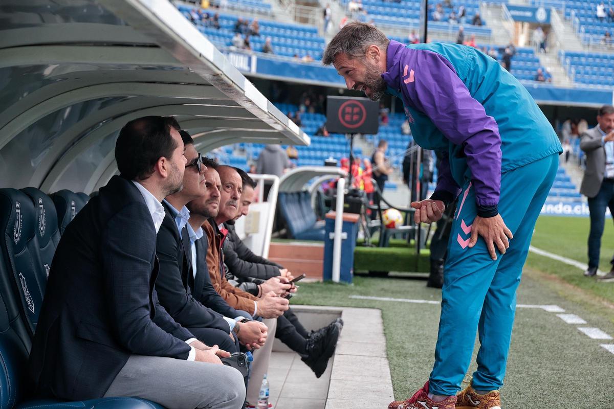 Aitor Sanz habla con alguno de los dirigentes del club.