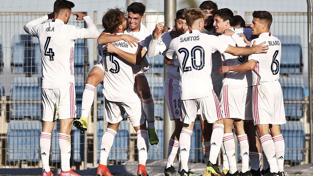 Los futbolistas del Real Madrid Castilla celebran un gol esta temporada. | REALMADRID.COM