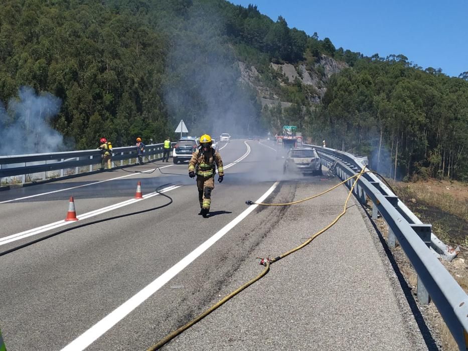 El incendio de un coche obliga a desviar el tráfico en el Corredor de O Morrazo