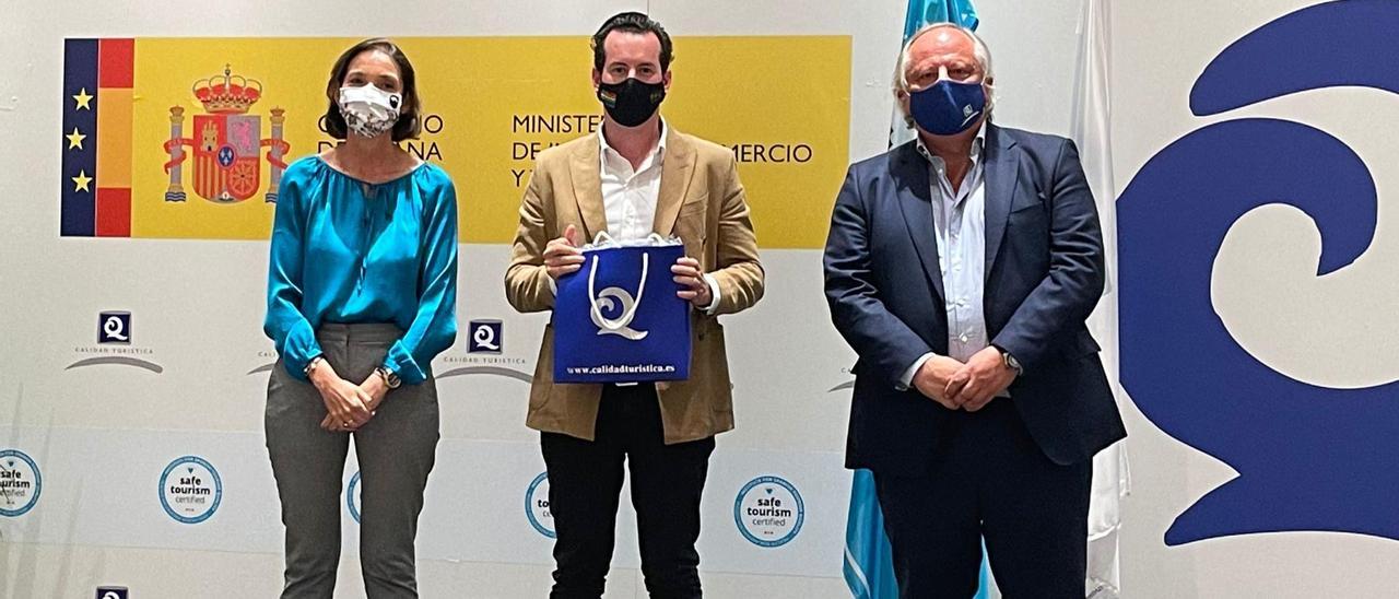 El edil de Playas de Orihuela Antonio Sánchez junto a la ministra Reyes Maroto tras recibir las distinciones