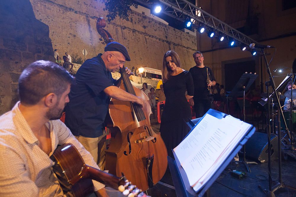 El Festival Eivissa Jazz abrió con un concierto de la Big Band Ciutat d'Eivissa que contó con la colaboración de Arturo Pueyo