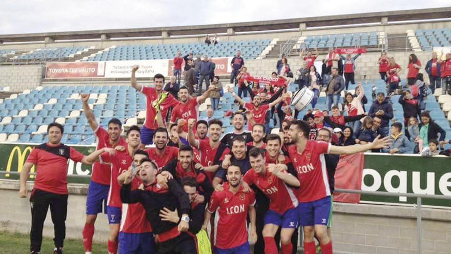 Los jugadores del Choco celebran la clasificación. // FDV