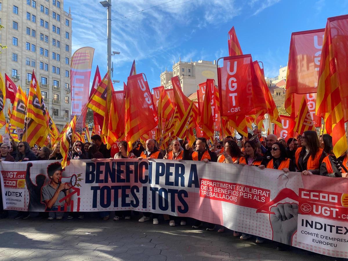 Protesta de los trabajadores de Zara frente a la tienda de Passeig de Gràcia, en Barcelona