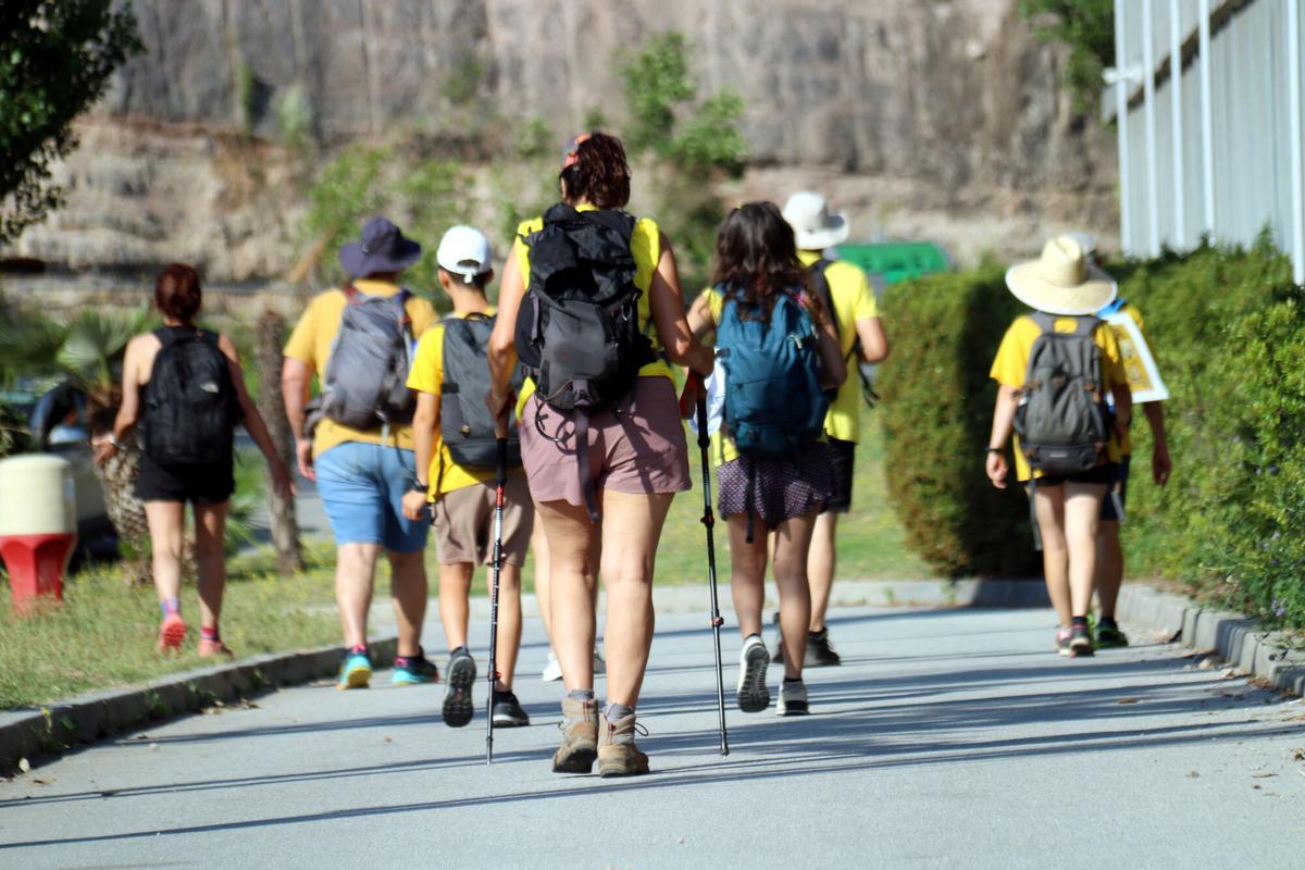 Docentes caminando por Montserrat al mediodía.