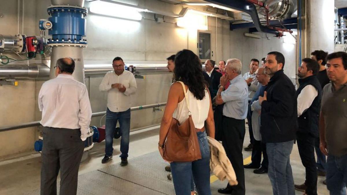 Los profesionales, durante su visita a la EDAR.   | // FDV