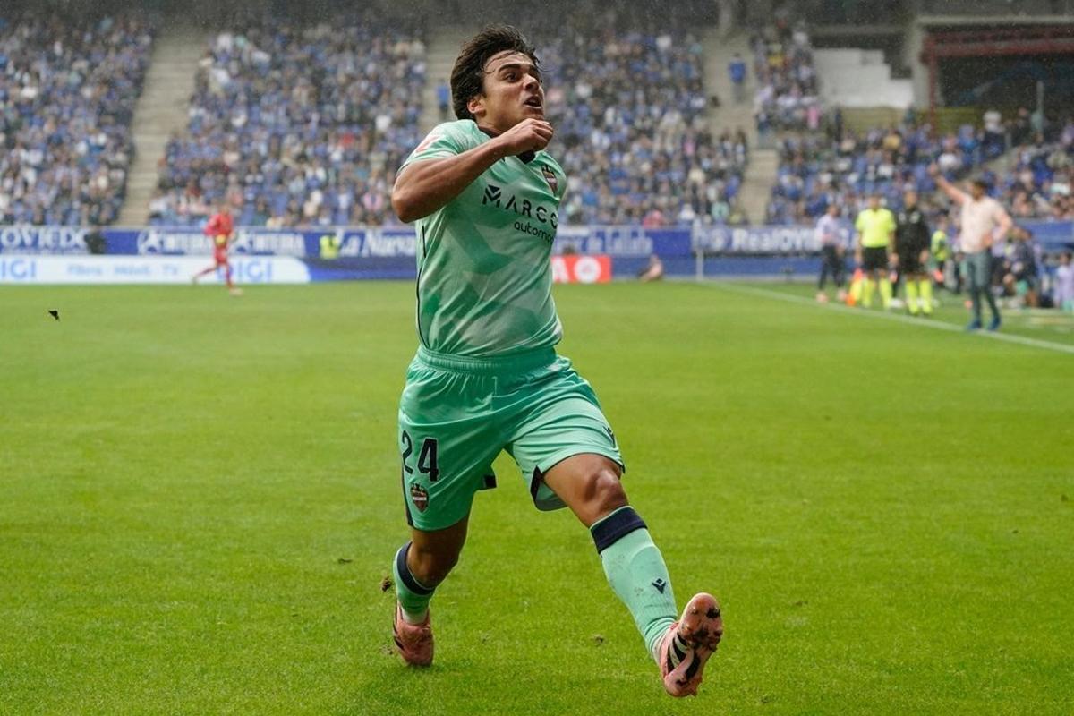 Carlos álvarez celebra su gol contra el Real Oviedo