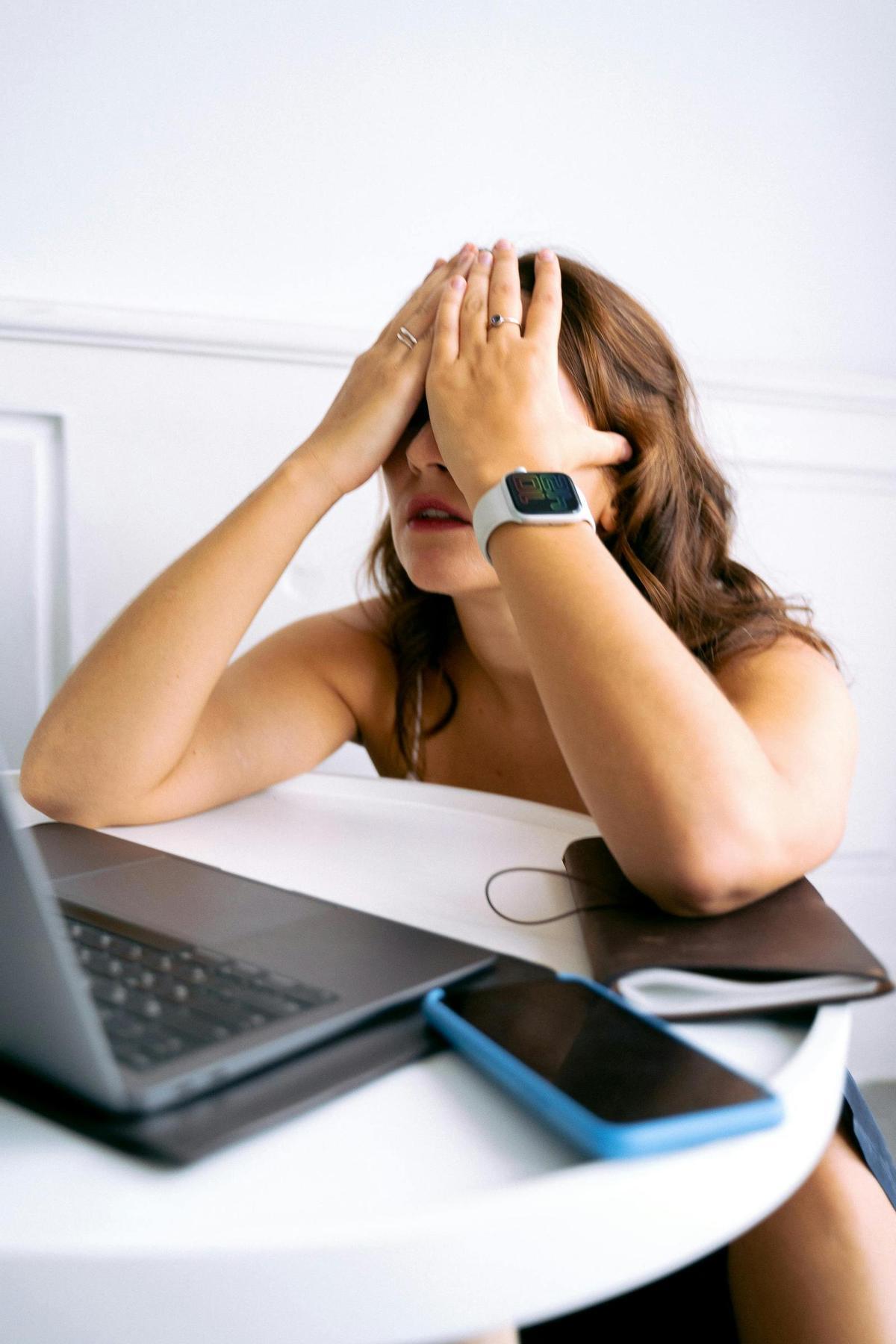 Una mujer con dolor de cabeza. | PExels