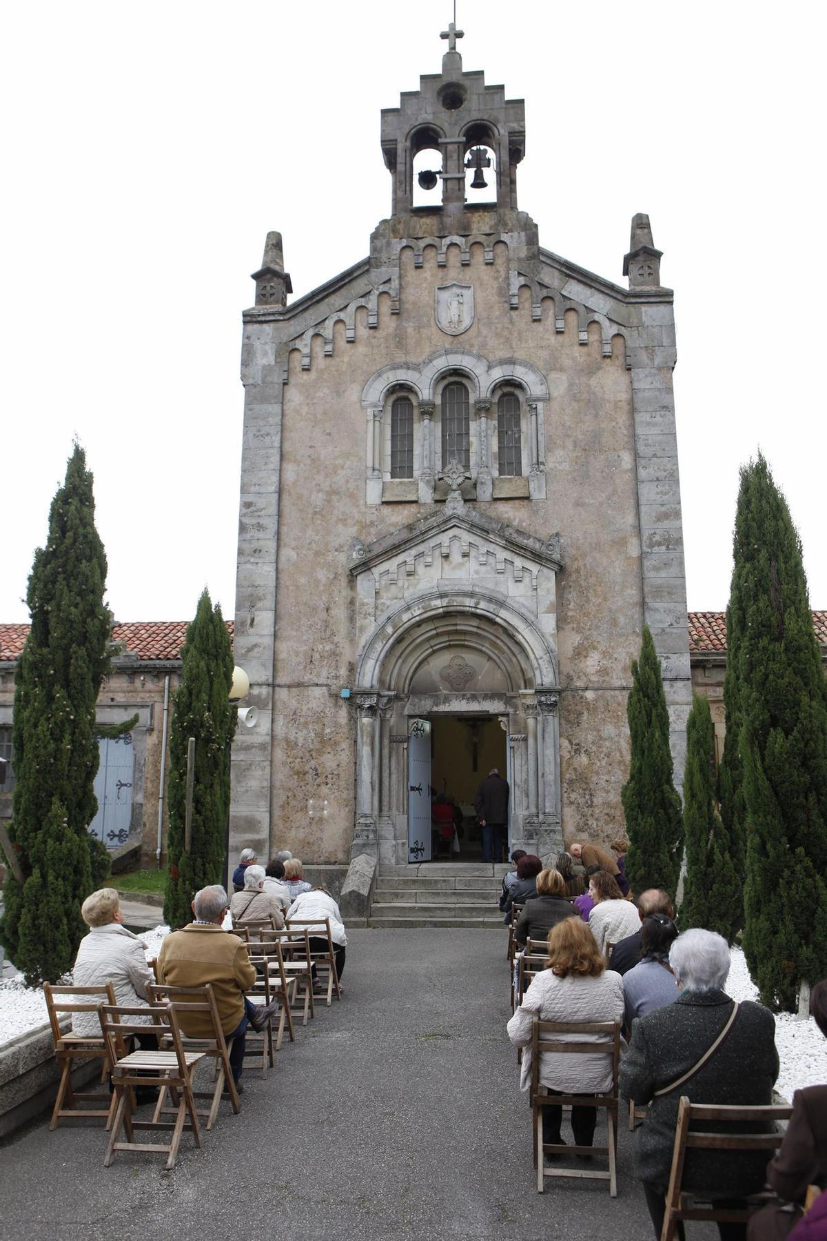 Asistentes a una misa en el exterior de la capilla del cementerio.
