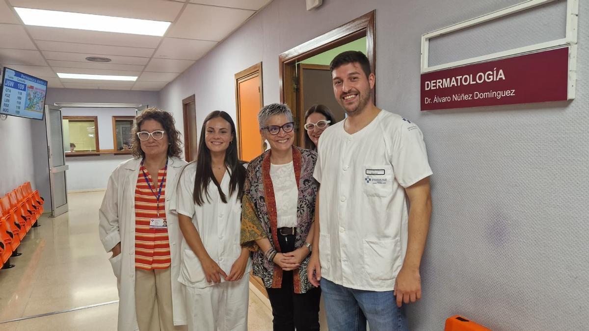 De izquierda a derecha, la subdirectora de Cuidados y Atención Sociosanitaria del area II Cangas, Yolanda Menéndez; la enfermera de la consulta de Dermatologia, Miriam García;  la consejera de Salud, Concepción Saavedra; la subdirectora de Atención Sanitaria y Evaluación,  Ana Álvarez- Castelao, y el dermatólogo, Álvaro Núñez.