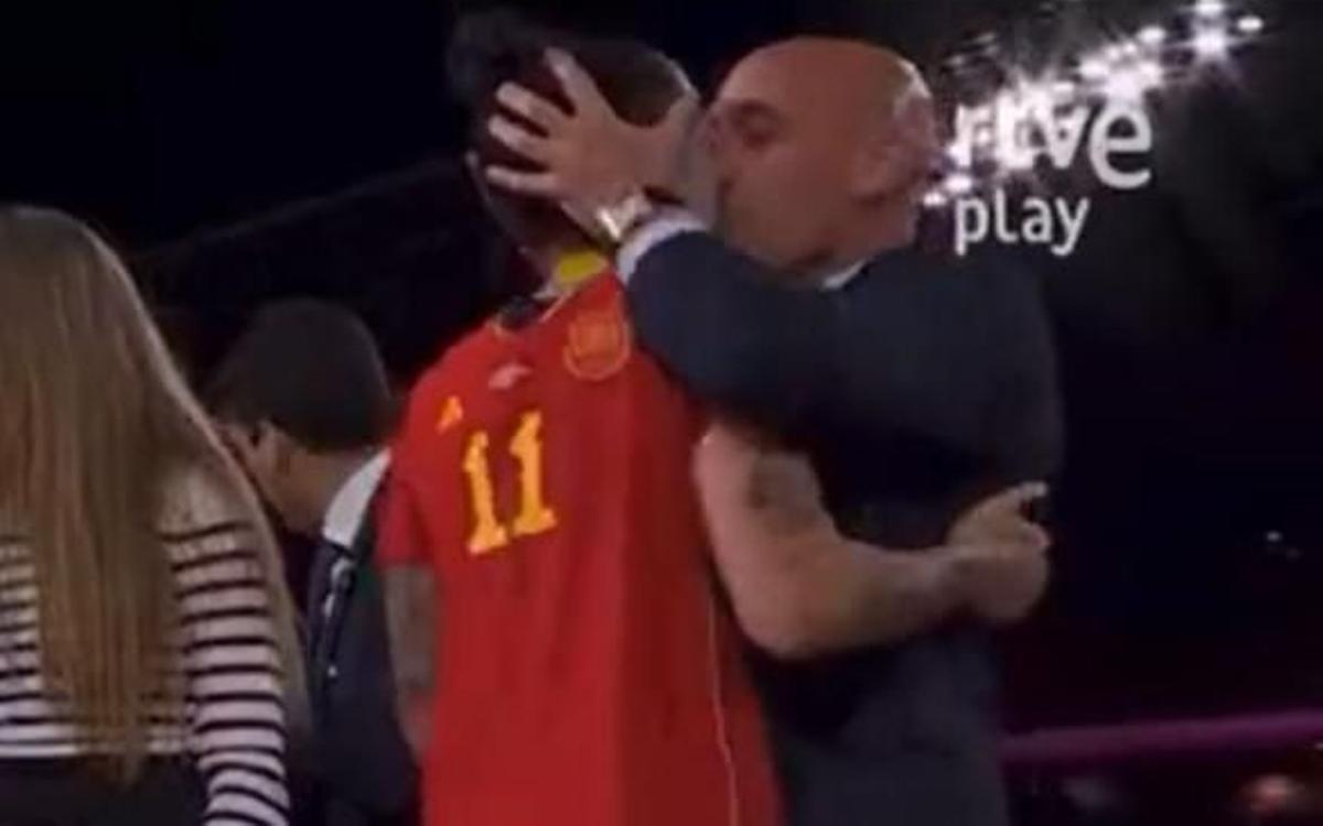 El beso de Luis Rubiales a Jennifer Hermoso, tras convertirse la Selección Española en campeona del mundo.