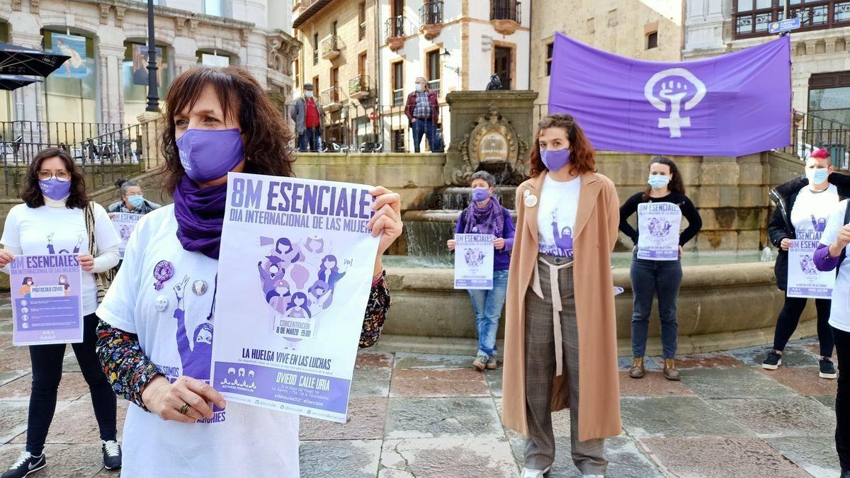 Las portavoces del movimiento feminista en la plaza de la Catedral de Oviedo