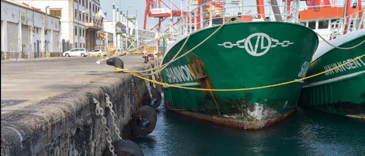 Barcos atracados en el muelle Primo de Rivera, frente a la sede de la Autoridad Portuaria