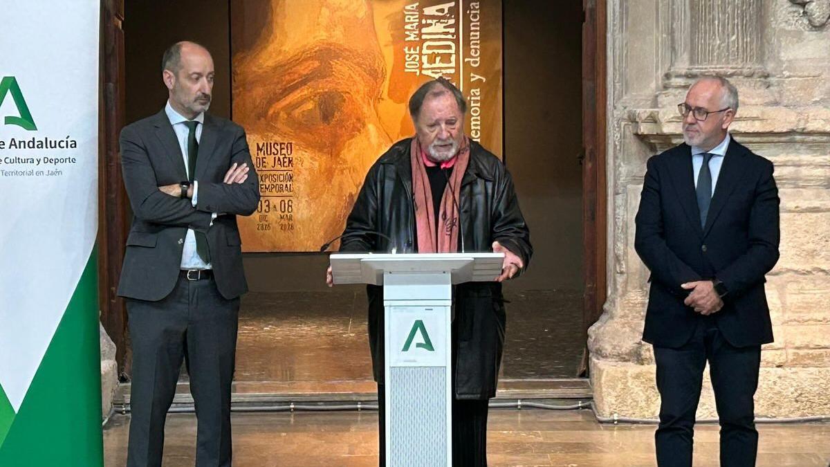 L’artista presentant l’exposició al Museu de Jaén amb responsables del museu i autoritats.