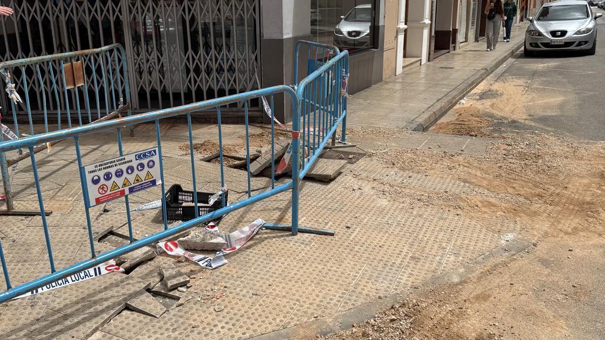 Tramo de acera dañado por el reventón en la confluencia de Josep Pau Margantoni con Ricardo Fluixá.