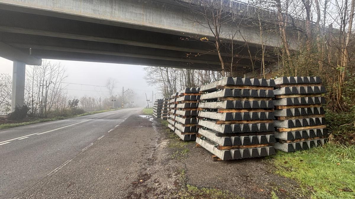 Acopio de traviesas junto  al paso a nivel con barreras de El Ventorrillo (Nava).