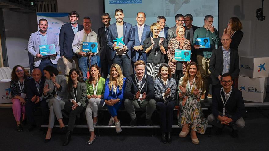 Ganador y finalistas de los Premios EmprendeXXI en Canarias, junto con los representantes institucionales y el jurado. | | E.D.