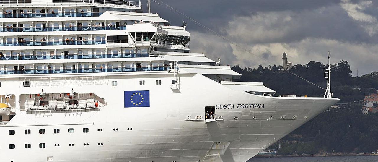 El “Costa Fortuna”, uno de los cruceros 
que podrían estrenar la campaña
de este año, en una escala
en Vigo en 2014.   | // R. GROBAS