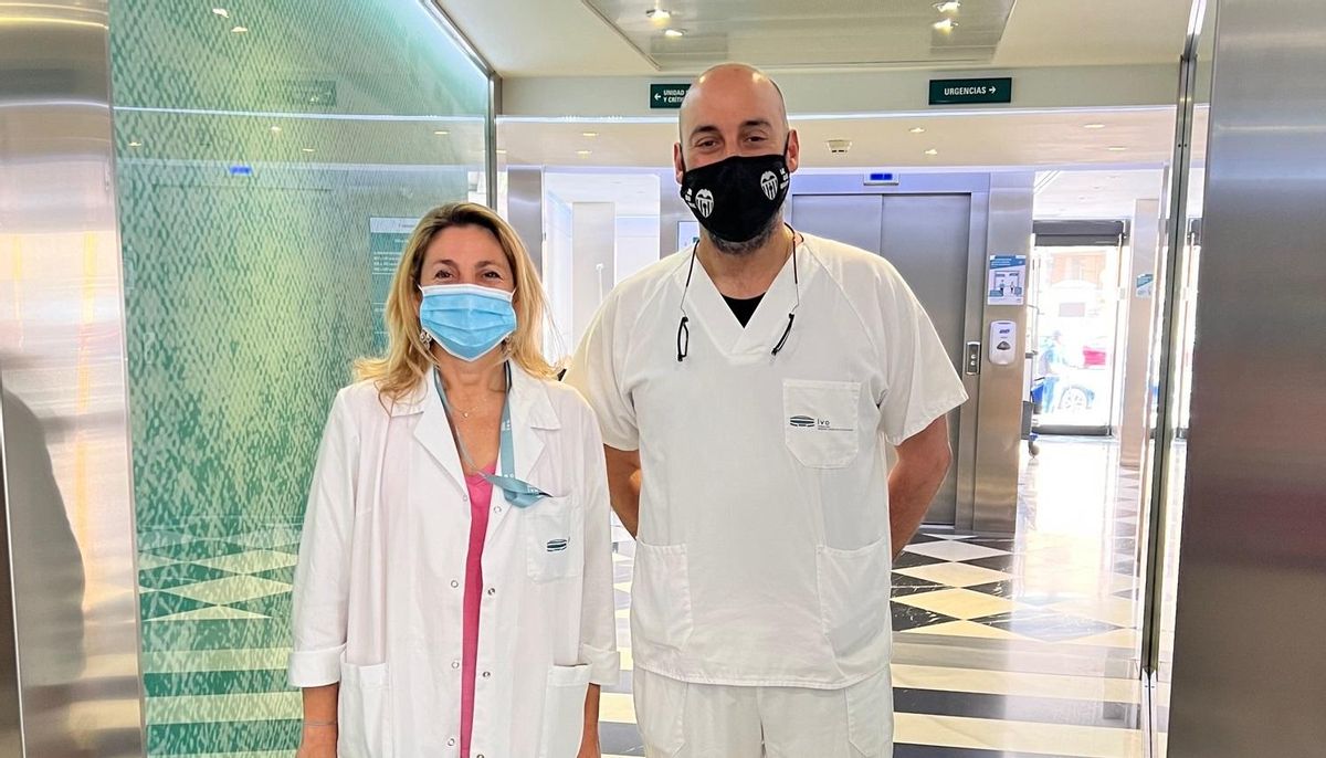 Ascensión Landete, enfermera UHD y Ricardo Roca, supervisor de oncología médica.