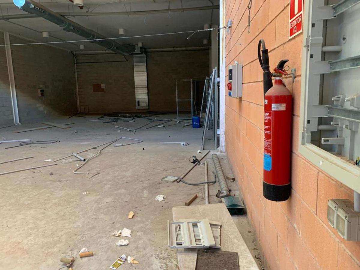 Asaltantes han saqueado la instalación eléctrica del edificio, que también acumula desperfectos por los años de abandono
