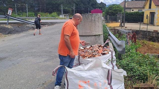 El edil de Medio ambiente ante un vertido ilegal en A Formiga.