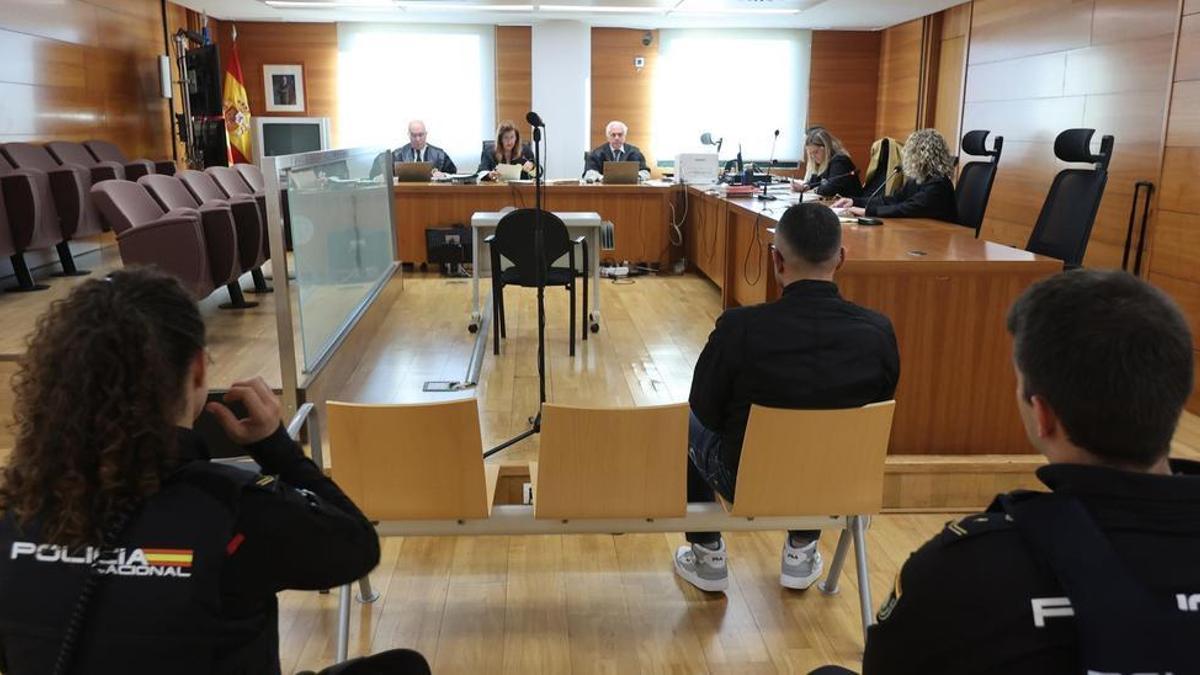 Imagen del procesado, sentado en el banquillo de la Audiencia Provincial de Castellón el pasado mes de diciembre.
