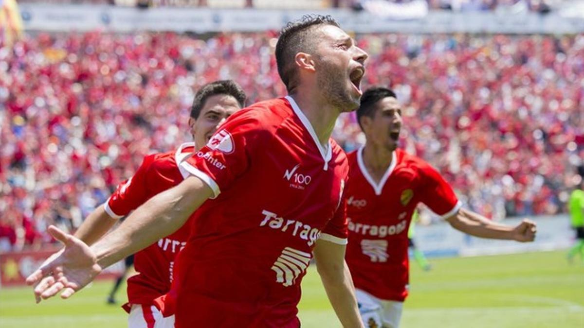 Los jugadores del Nàstic celebran uno de los goles que les devolvía a Segunda A.