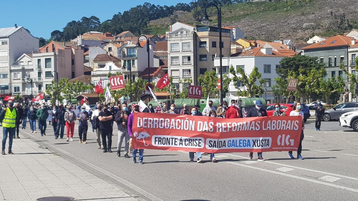 La cabecera de la marcha, de regreso a la Praza do Concello. / F.G.S.