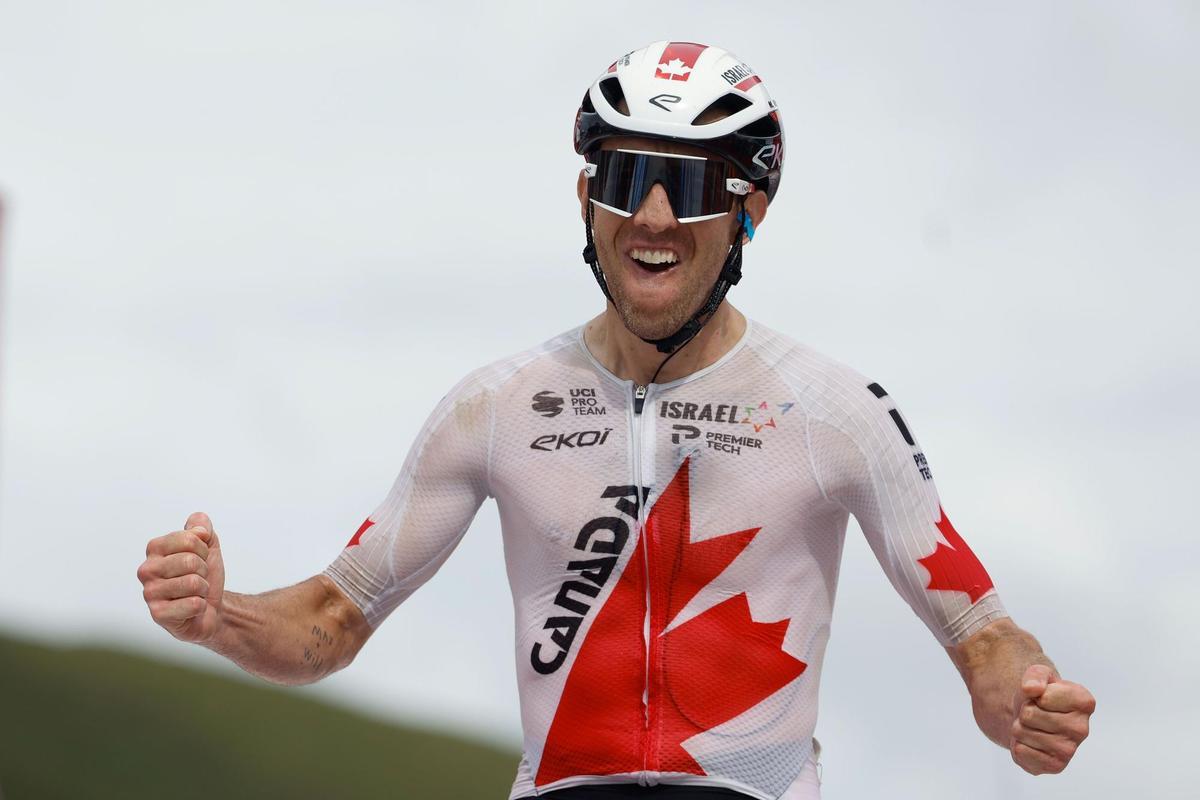 El ciclista canadiense Michael Woods, del Israel-Premier Tech, celebra su triunfo en Ancares (Lugo).