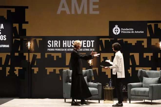 En imágenes | Siri Hustvedt en el teatro Jovellanos de Gijón