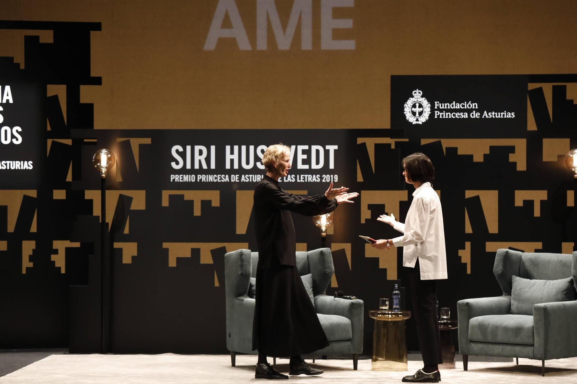 En imágenes | Siri Hustvedt en el teatro Jovellanos de Gijón
