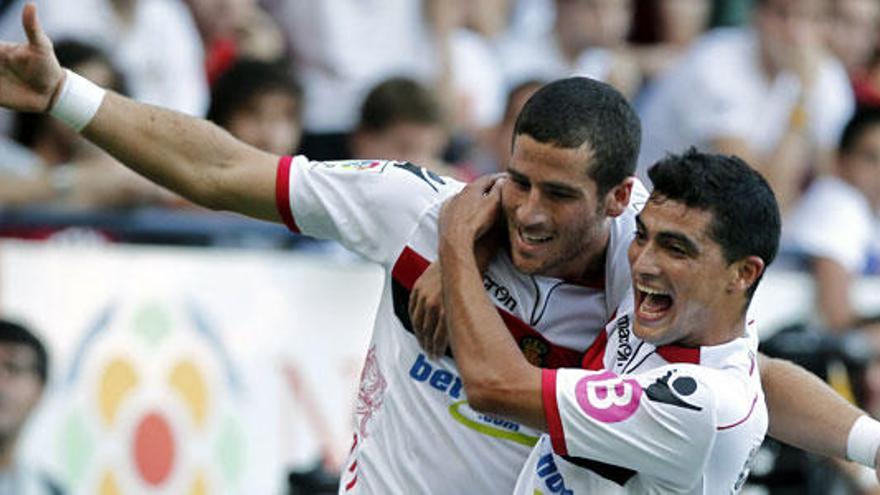 Tomer Hemed y Gonzalo Castro celebran un gol del israelí.