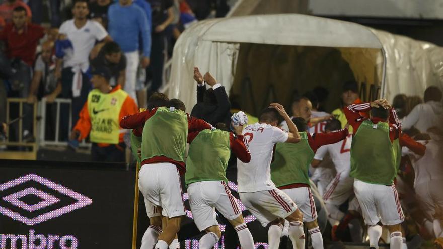 El equipo de Albania abandona el campo durante los incidentes del partido de clasificación para la última Eurocopa.