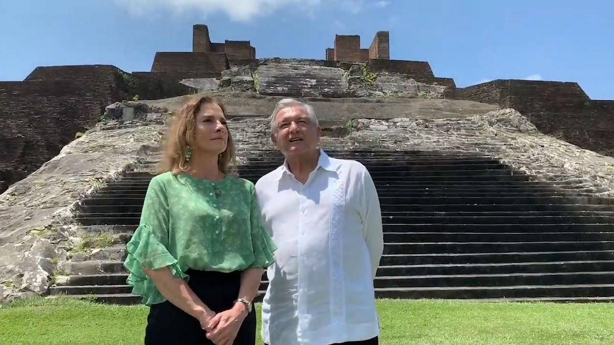 Fragmento del vídeo en el que López Obrador, junto a su mujer, explica que ha escrito al rey de España para que se disculpe por los abusos de la conquista