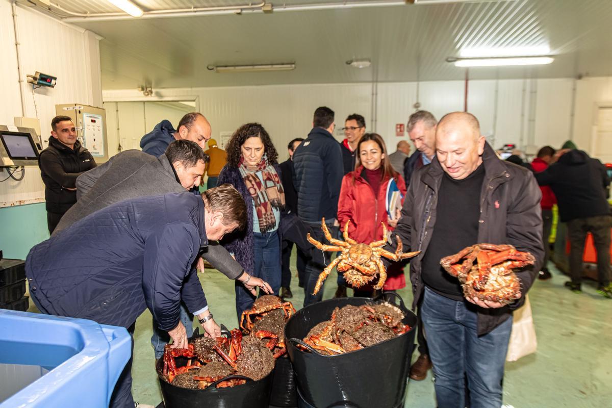 A conselleira e a delegada da Xunta durante a visita á lonxa de Ribeira.