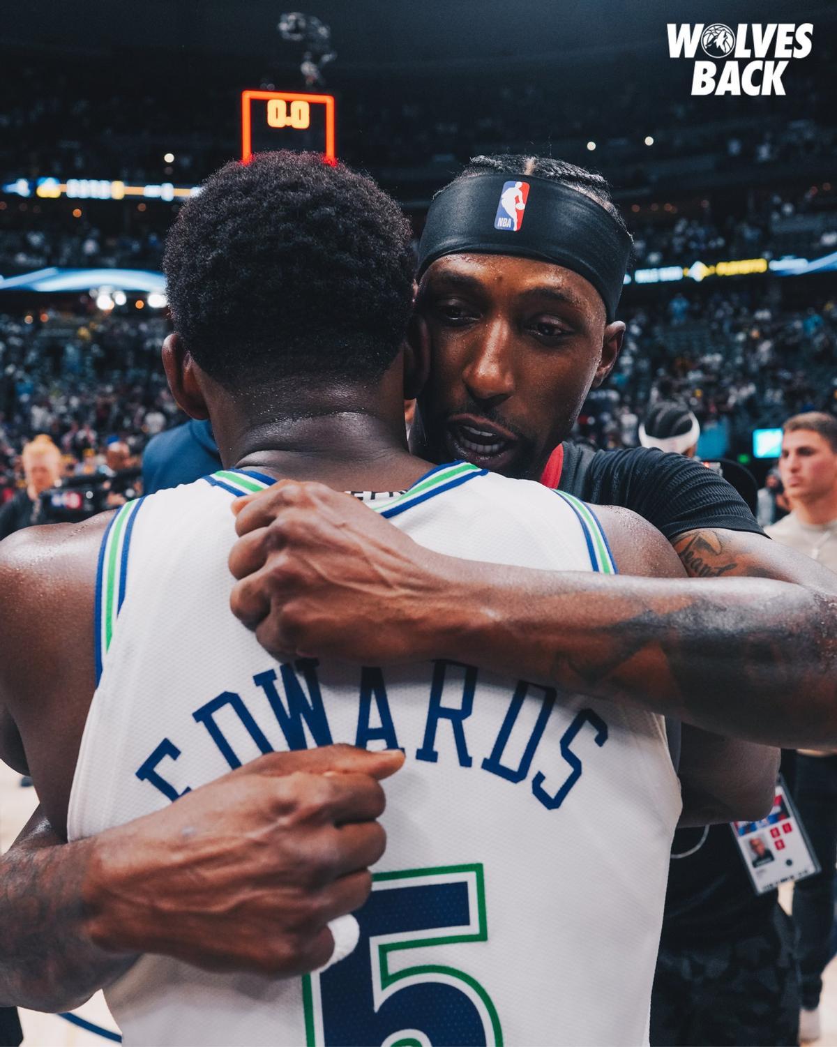 Los Wolves se abrazan tars la victoria