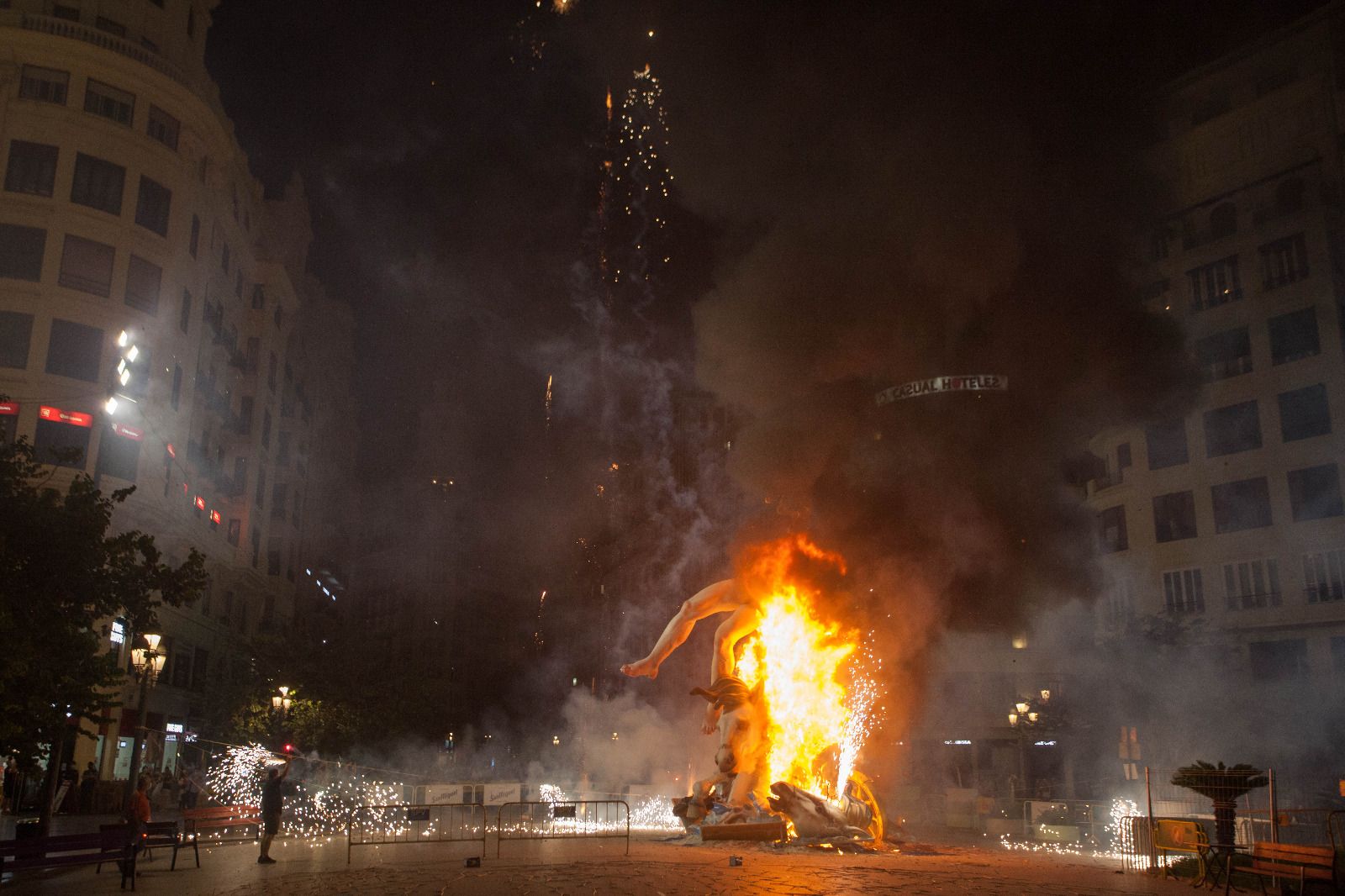 Así arden las otras fallas que se han plantado en la plaza del Ayuntamiento