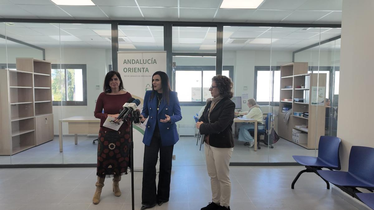 Las autoridades en el edificio de Andalucía Orienta en Palma del Río.