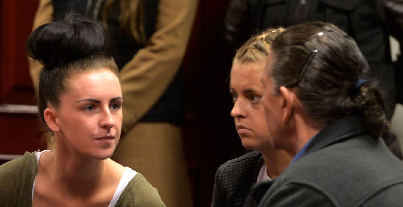 Michaella McCollum (izda) y Melissa Reid (dcha), durante el juicio por tráfico de drogas