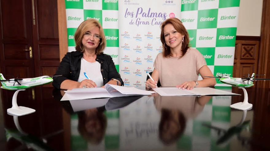 Encarna Galván y Noelia Curbelo durante la firma de colaboración entre el Ayuntamiento de LPGC y Binter.