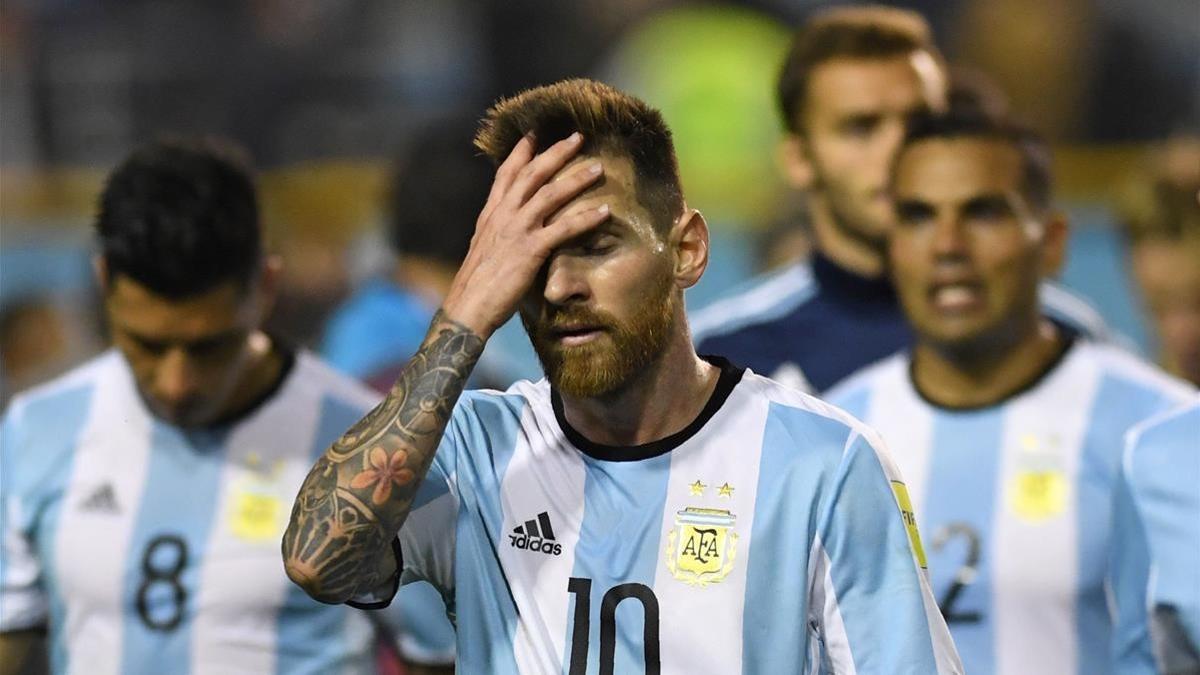 Messi, desolado tras el empate de Argentina ante Perú.