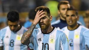 Messi, desolado tras el empate de Argentina ante Perú.