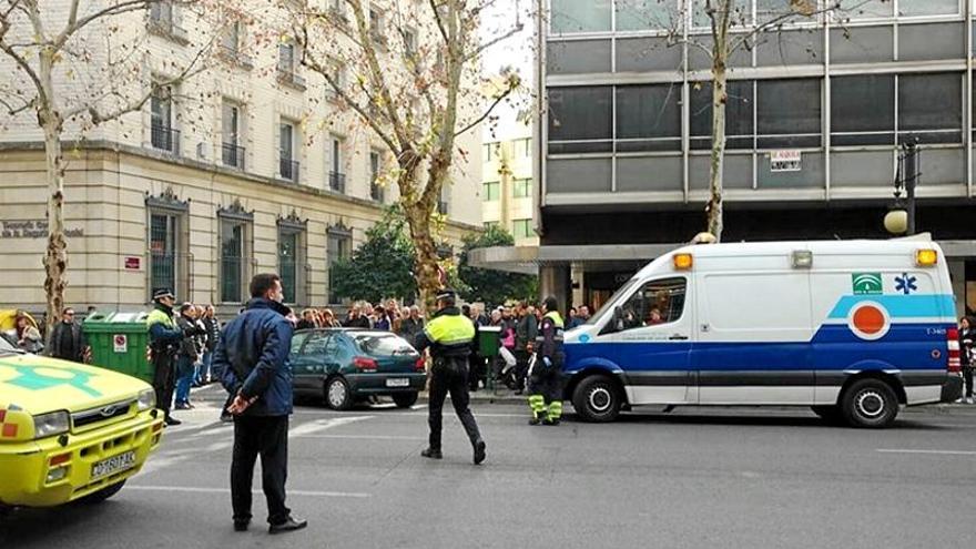 Un motorista de 24 años de edad es hospitalizado tras sufrir un accidente en Ronda de los Tejares