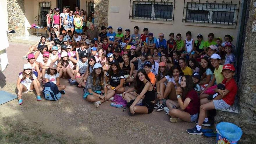 Participantes concentrados estos días en el campamento &quot;San Lorenzo&quot; de Sejas.