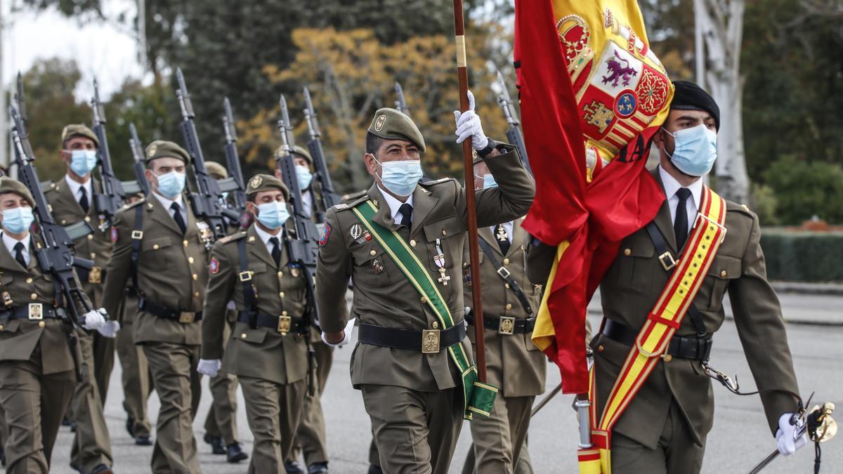 Desfile de la compañía de honores constituida principalmente por cabos.