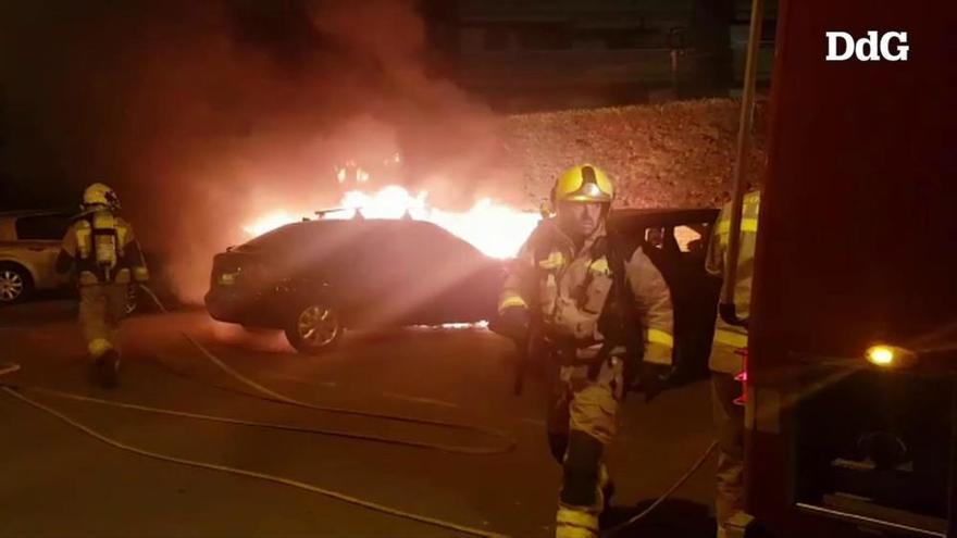 Espectacular incendi de dos cotxes i una moto a Blanes